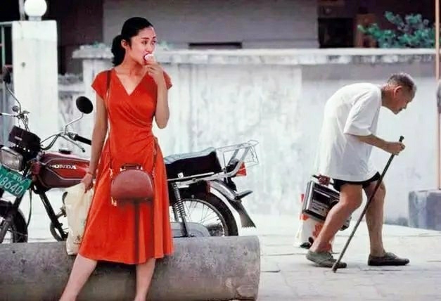 『老照片』上世纪九十年代的老照片: 第五张女子美艳, 第八张是“土豪”！