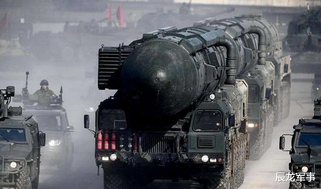 普京：大批核弹部署俄边境之际，又一灭国武器出现异动，规模多达2个团