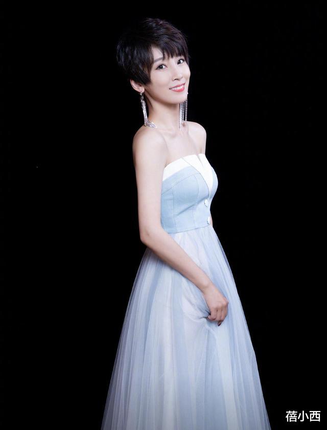 [空气刘海]谢楠真给吴京“长脸”，穿黑色上衣配纱裙，标志性短发太有质感