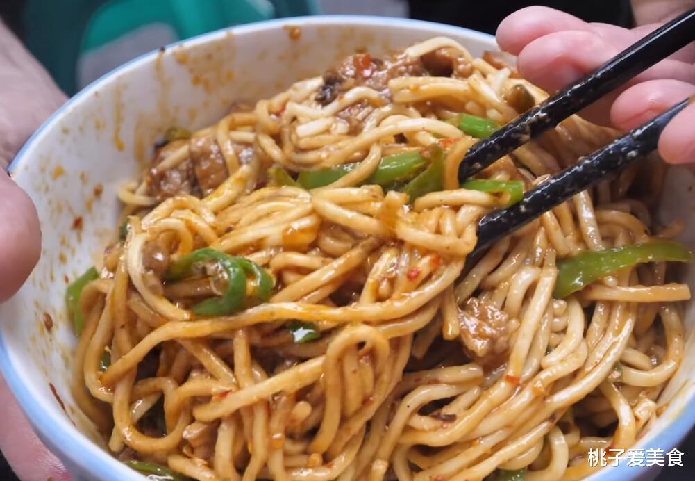 面条|老面馆做拌面，一碗12元每天早上卖出200多碗，老板：我没有秘方