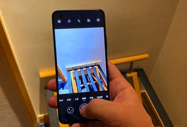 华为荣耀■荣耀V30Pro逐渐完成逆袭：华为Mate30 5G落下风，后悔买早了