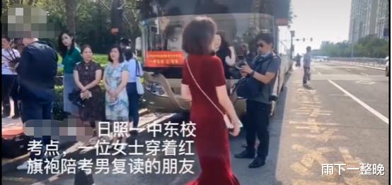 |“最美陪考女友”火了!穿红旗袍陪男友复读,一转身我承认我酸了