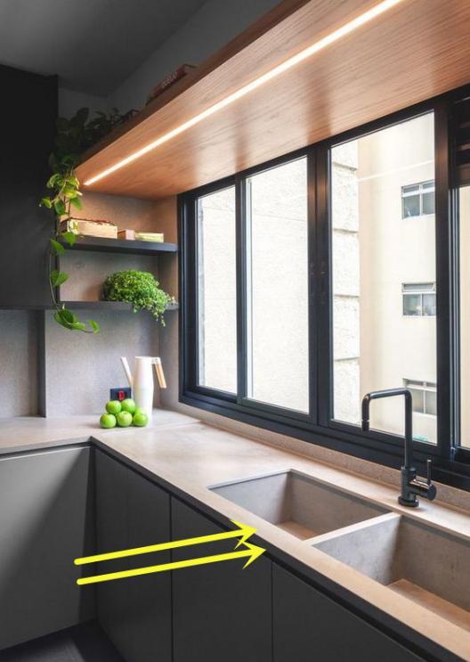 【】同样都是小厨房，他家把水槽挪到橱柜拐角处，见缝插针放下3个槽