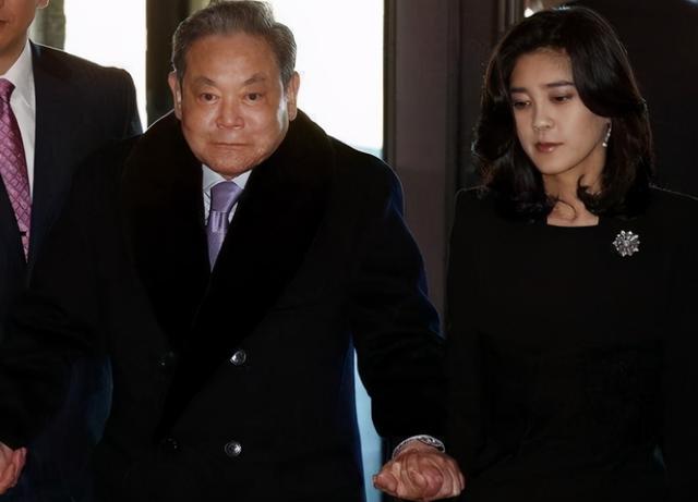 联电|三星会长遗体告别，长女李富真掩面痛哭，父女情深曾破例允许下嫁