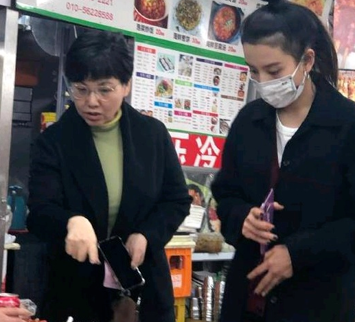 「宋祖儿」偶遇宋祖儿才发现被她身高被骗了,和张雪迎站一起,怀疑眼睛