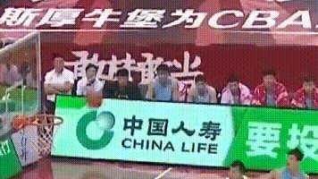 『周琦』周琦面前3米无人防，接球后瞄了瞄篮筐，3秒后替补席的反应太真实