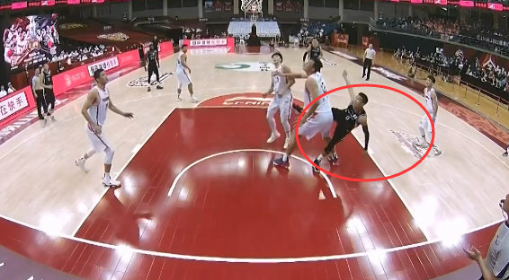 黄圣依|突发！苏伟连续被吹违体遭驱逐，杜锋吐槽辽宁后卫造犯规太装了