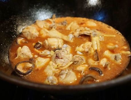 三伏天|广式姜酒鸡，不用一滴水就能做，祛风活血还滋补，三伏天吃正合适