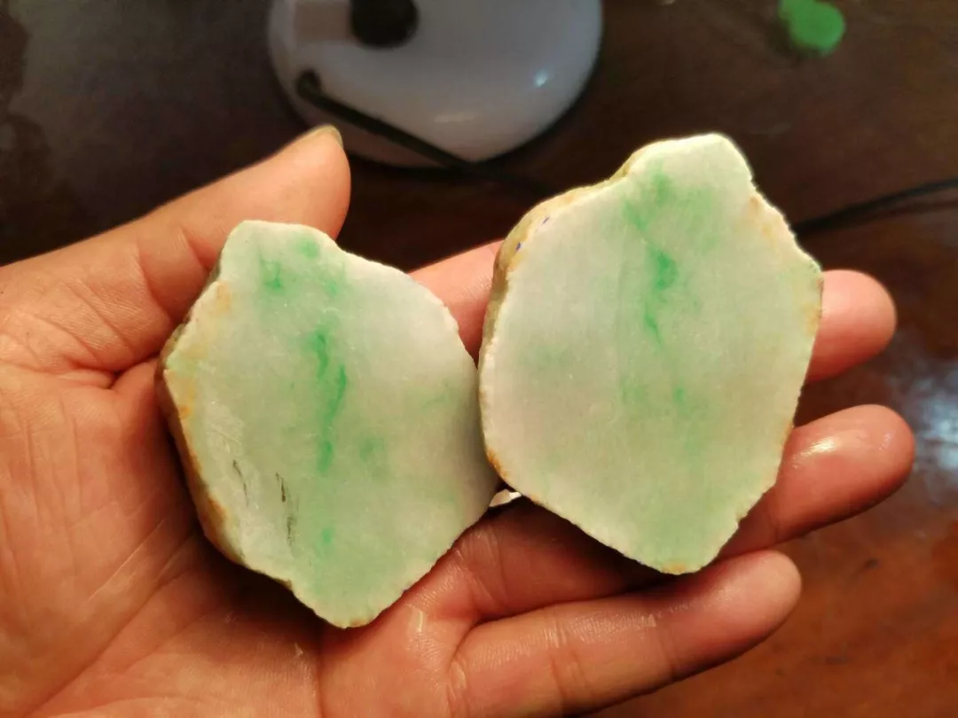 翡翠▲800块买的翡翠小料，切出2块冰飘花牌子，宛若天边的一抹彩云！