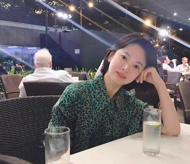 宋慧乔：宋仲基前妻很清闲，宋慧乔早期与朋友聚会，穿绿色衬衫只喝柠檬水