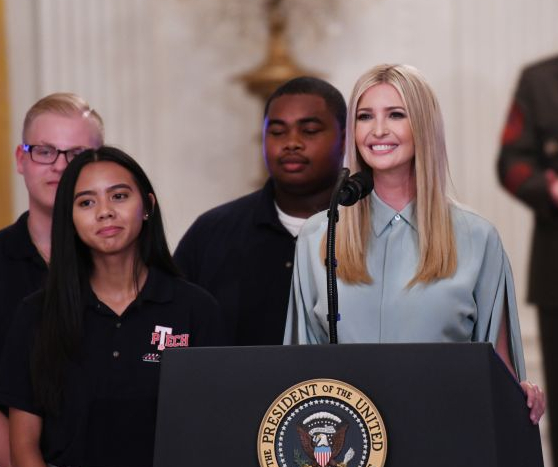 『美国』特朗普女儿貌美如花，那是没见过奥巴马女儿，终于见识到深肤色的绝美！