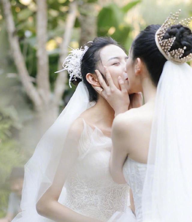 杨丽萍|6月7日, 徒弟水月与同性女友结婚后, 国家一级演员杨丽萍也\翻车\了