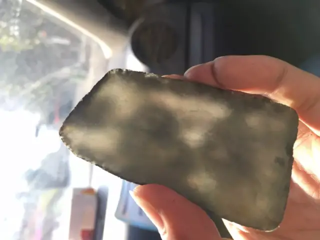翡翠|小伙淘了一块看似普通的翡翠原石，实际皮壳发紧密坚硬，一刀下去价值翻倍！
