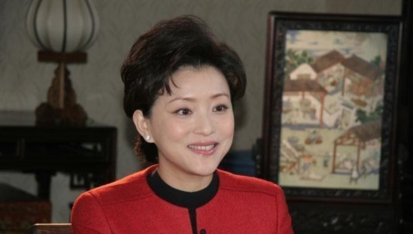 杨澜@杨澜24岁儿子罕见曝光，面庞清秀文质彬彬，低调到至今不知其名字