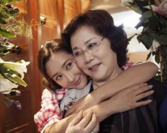 赵忠祥@之前搭档赵忠祥主持春晚，吞药轻生两婚两离，现74岁与女儿相依为命