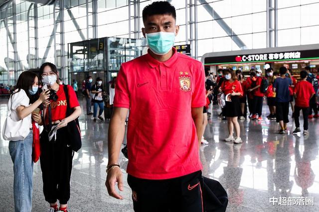 广州恒大|恒大出征大连:保利尼奥最抢镜,艾克森受热捧,塔利斯卡换新发型