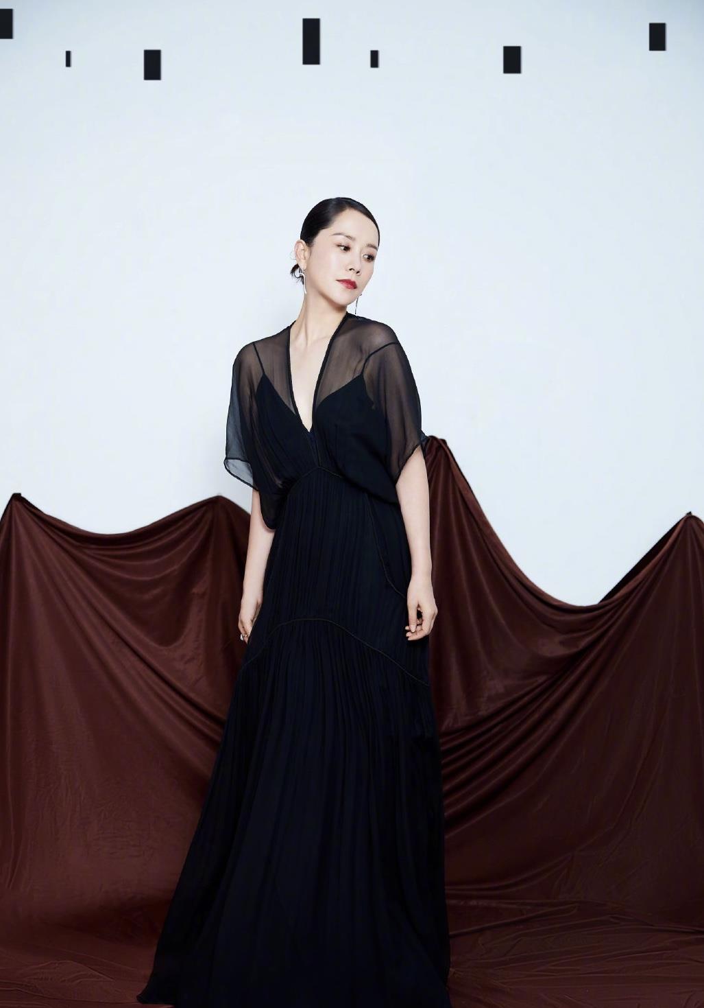 海清：43岁海清真够拼！穿深V“透视”礼服秀凹凸感，珠圆玉润可真美