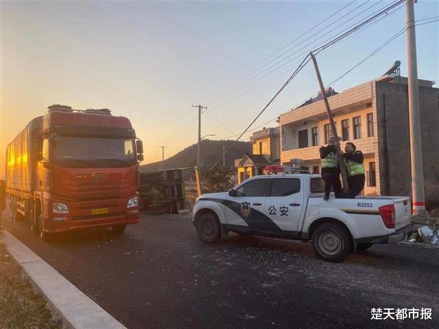 楚天都市报 暖心！交警寒风里托举掉落电缆线两小时