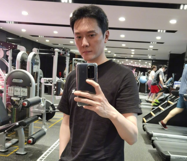 冯绍峰|冯绍峰晒健身照减肥成功，却在暗自撒狗粮，身后的长发女孩儿亮了