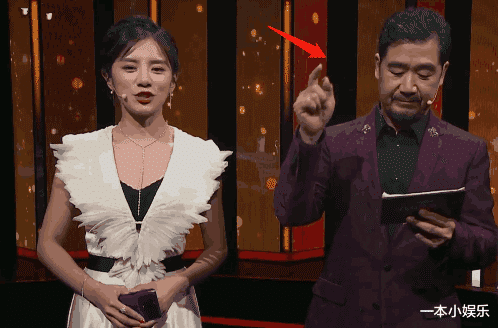 张国立|知名女主持现场失误，少穿一件衣服，张国立硬是60分钟没转头！