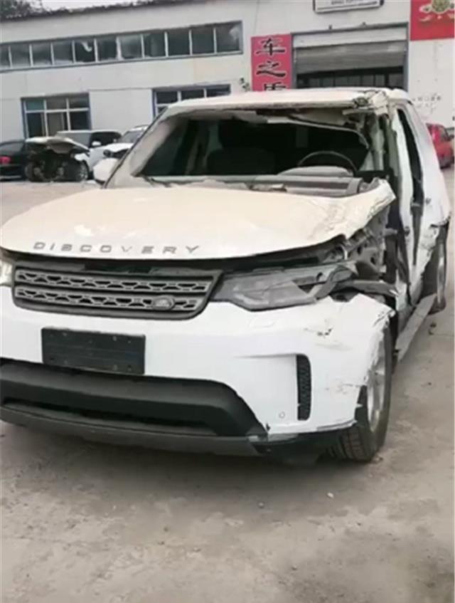 「路虎揽胜」百万路虎揽胜事故车，A柱变形，车损达6位数，可见印度车质量