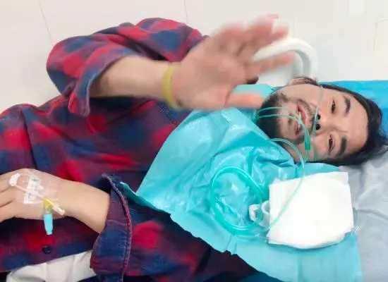 面筋哥|面筋哥确诊肺癌晚期，病弱卧床有气无力，漂亮女儿是其最大遗憾