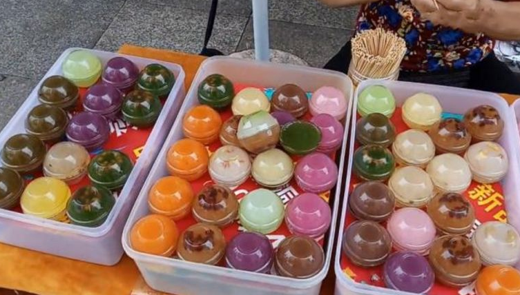 馒头@大娘摆地摊卖“水馒头”,10元3个,成本不到一块,顾客却抢着要