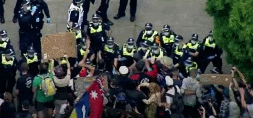 澳大利亞爆發嚴重混戰！200多人抗議者不戴口罩，與警方大打出手-圖3