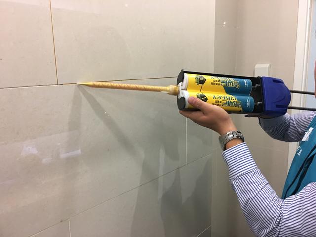 |老公看到师傅这样做美缝，气的连钱都不想给，直说师傅把瓷砖毁了