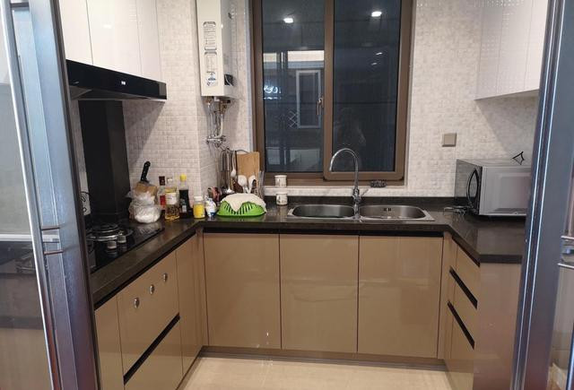 |硬装部分刚晾味好，媳妇又花了2万定制了柜子，这样搭配好看吗？