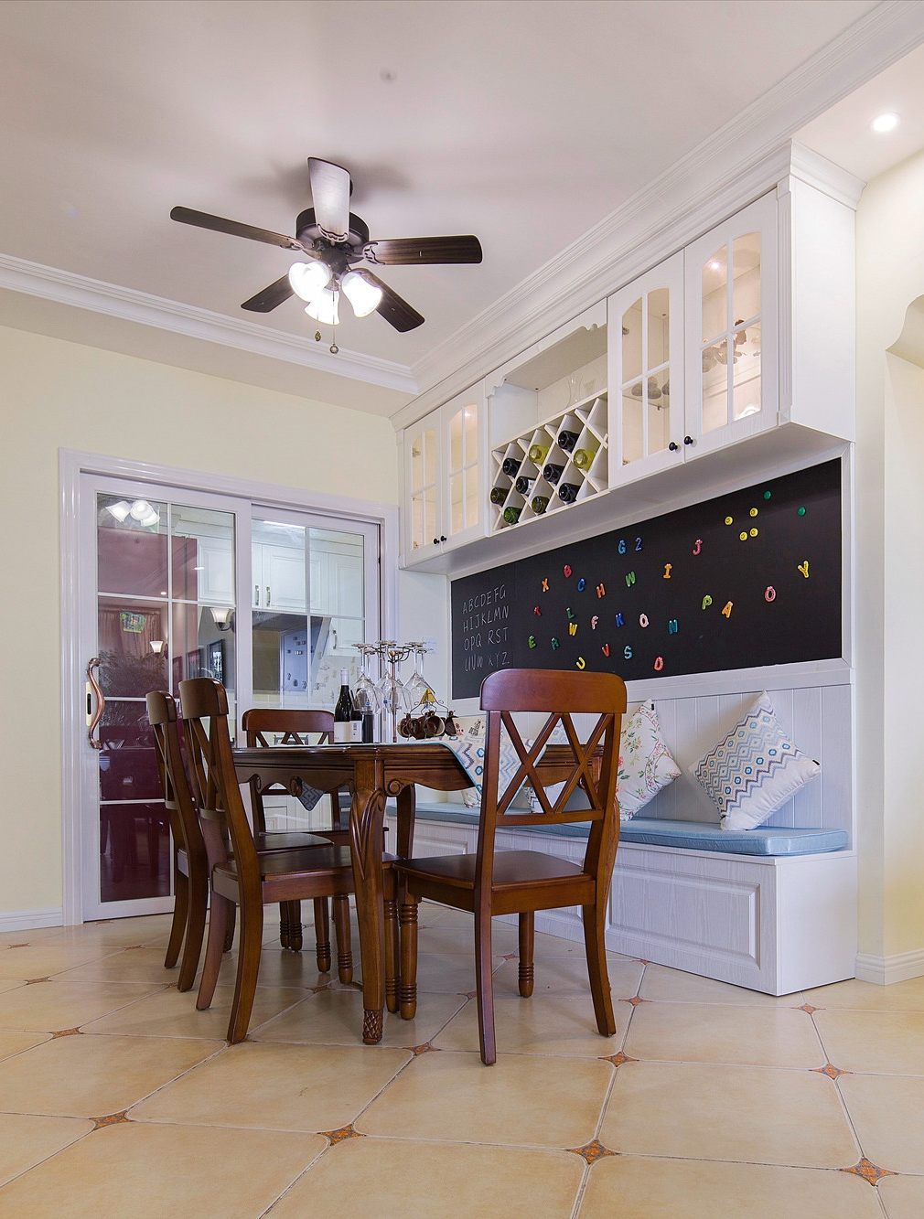 |6款实用卡座设计，你家的小户型餐厅有救了！