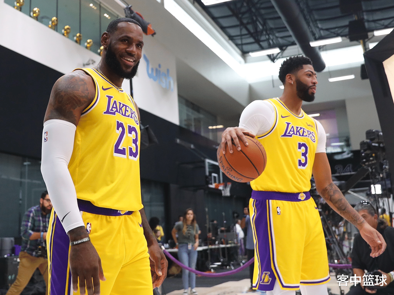 勒布朗·詹姆斯|正式交权!詹姆斯:你的时代来了,湖人是你的了!原本这属于欧文