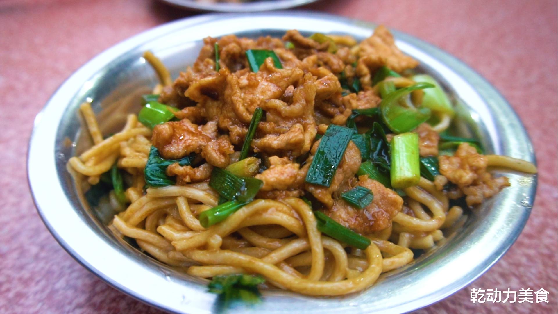 炒面|大叔做炒面生意火爆30年，食客坐百年院子露天吃，比大酒店有感觉