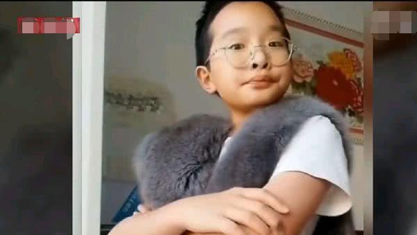 『短视频』钟美美神模仿老师视频被下架：教师的不良习惯该不该被放大？