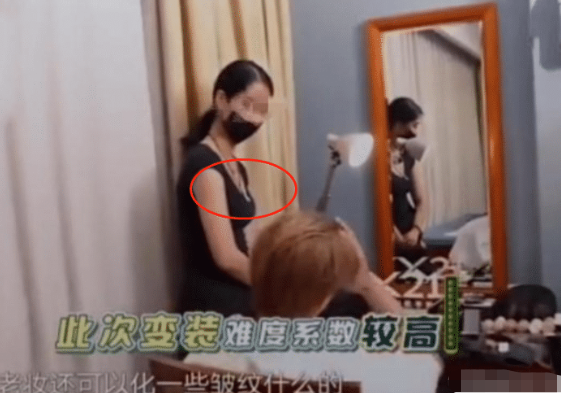 #罗志祥#罗志祥风波再添新料,女化妆师弯腰为其打扮,网友:这衣服是在开玩笑吗?
