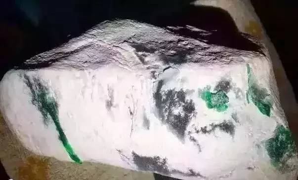 「翡翠」一块有着镇店之宝之称的翡翠原石,一刀切开,众人炸开锅了!