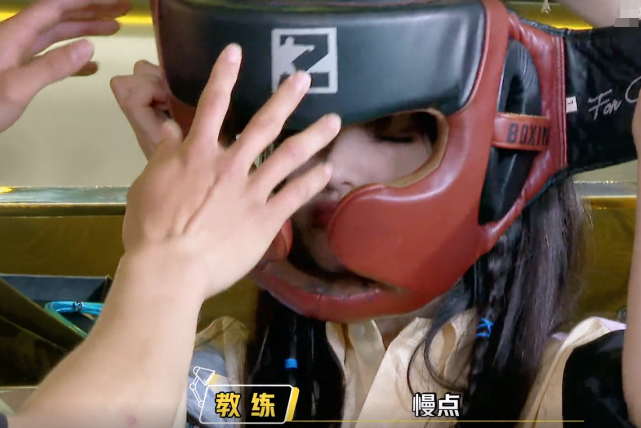 郑爽被朋友的拳击打到脸移开那刻是否整容一目了然