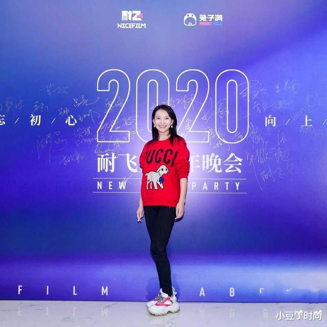 栗坤|栗坤也太美了吧！一袭“鲜花”连衣裙配齐肩短发，被笑容迷倒了