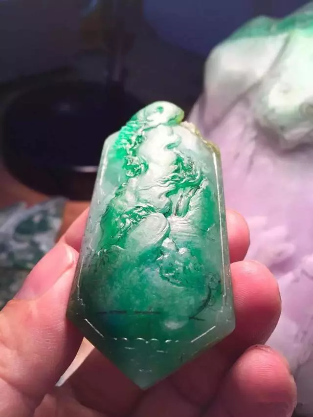 翡翠|一块极品黄夹绿翡翠的创作过程，光看原料就让人心乱神迷！