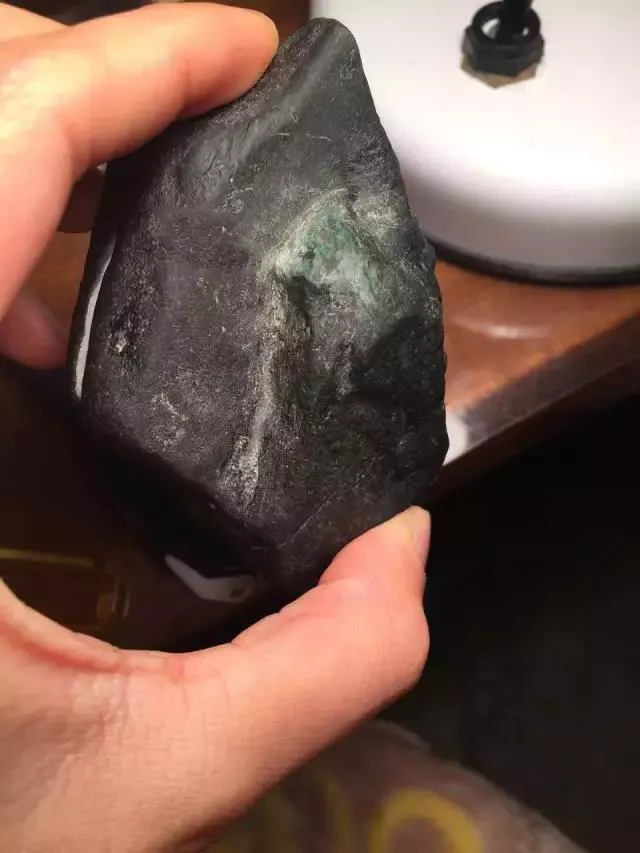 [翡翠]神仙难断一寸玉就是这么来的明明就一点色，切开确有一条色。