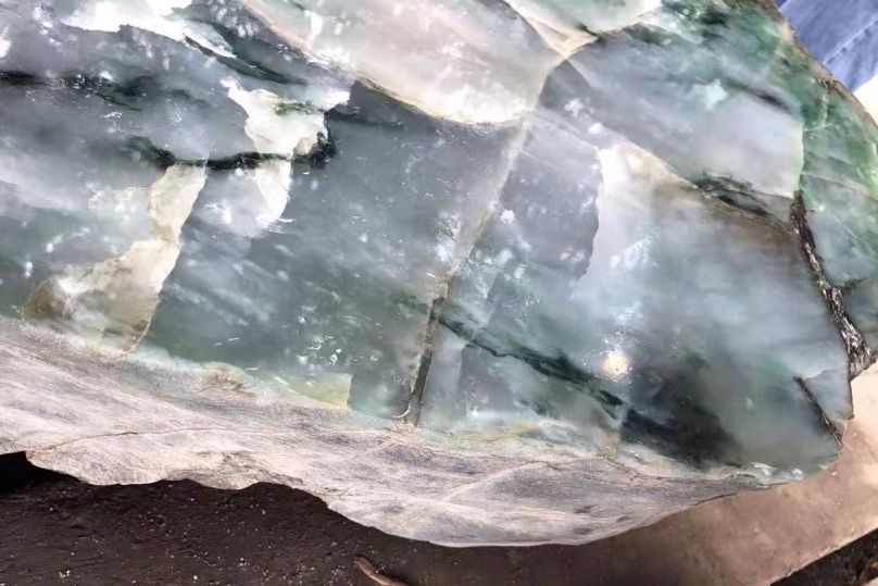 翡翠手镯@价值千万的翡翠原石，却因裂一毁再毁，经他人之手起死回生！