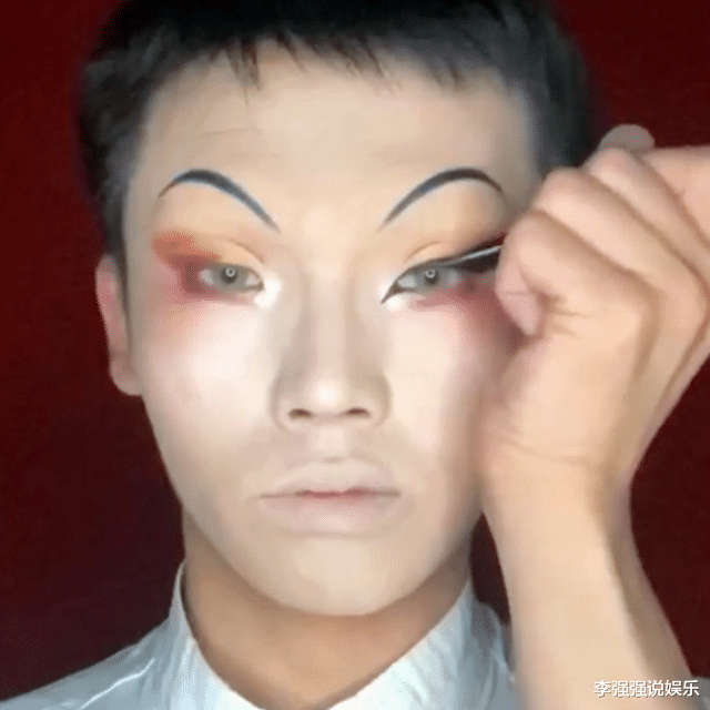 妲己@00后小哥哥仿妆“妲己”，开头以为是青铜，看到最后：王者降临！