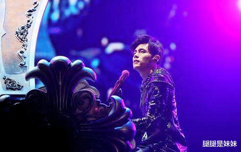 『周杰伦』周杰伦演唱会“打小抄”，钢琴上全是密密麻麻的词，遭网友无情揭穿