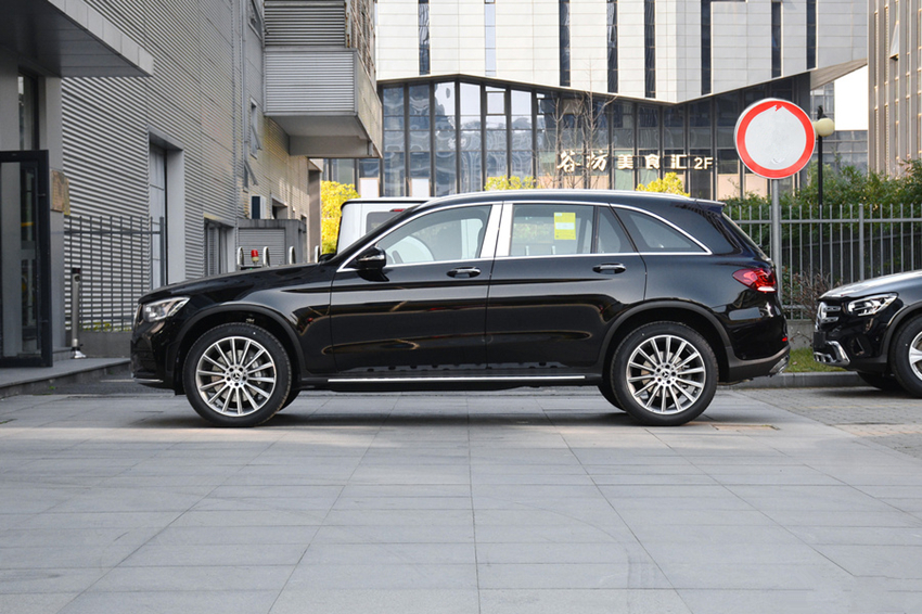 『奔驰GLC』奔驰连“尊严”都不要了！从加价到连跌5万，30天狂卖13148辆