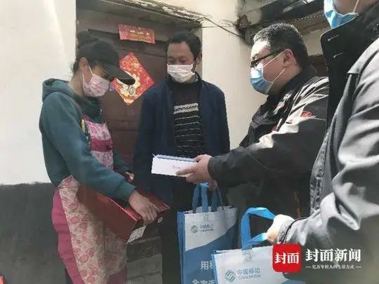 「合肥」四川女大学生风雪中僵坐2小时，3800米高山上找信号上网课