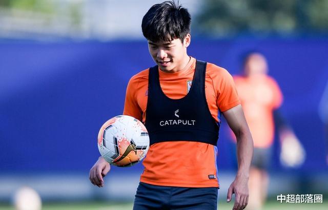 中超|鲁能PK建业首发曝光：李霄鹏调整3位置，3外援出战，队长有望回归