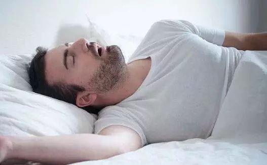 [肝脏]若晚上睡觉时频繁出现4种情况，建议及时检查肝功，不妨自测一下