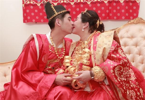 何超盈|赌王女儿何超盈结婚太壕气,全身挂满黄金,1亿嫁妆铺遍整个大厅