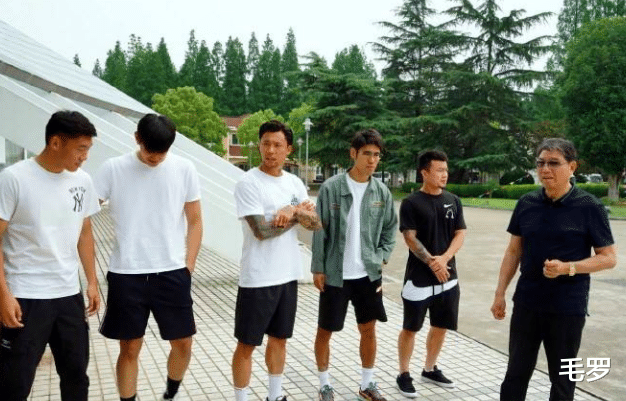 『中国足球』世界杯功勋范志毅，携10大中国国脚看望76岁教父，国足：感谢恩师