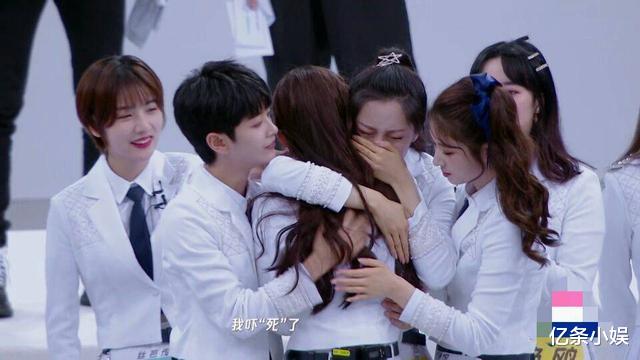 「王珂」创三学员感情有多好？王珂给淘汰学员比主题曲手势，让人感动不已